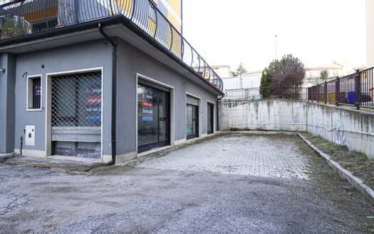 Locale commerciale (Piazza d’Armi) Via Pastorelli