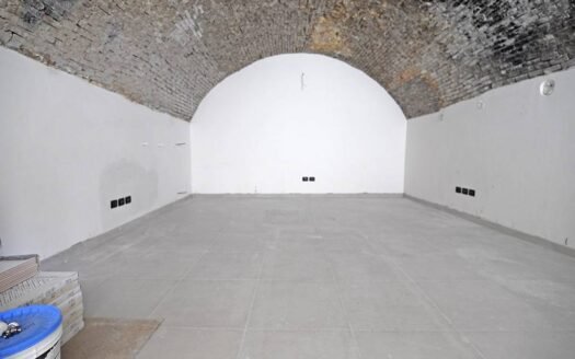 Locale commerciale (Centro storico) Via Simeonibus