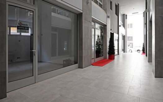 Affittasi ampio locale su due livelli in centro storico