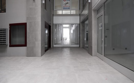 Affittasi ampio locale su due livelli in centro storico