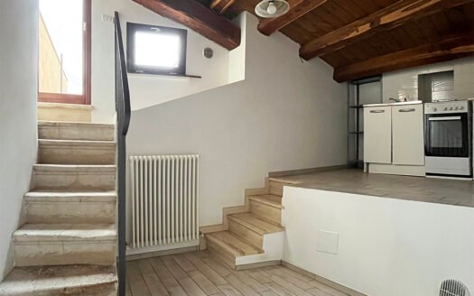 Affittasi attico con terrazzo su Piazza Duomo