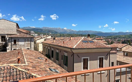 Cielo terra indipendente alle spalle del Corso