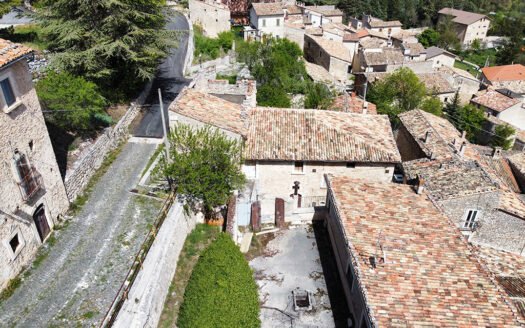 Complesso immobiliare a Calascio