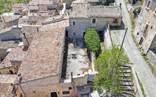 Complesso immobiliare a Calascio