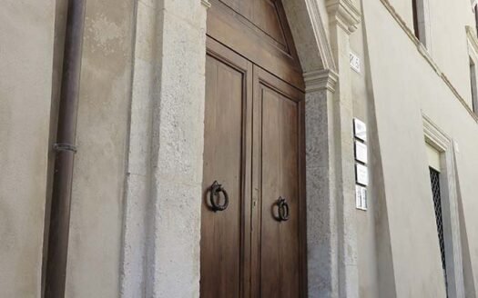 Trilocale in palazzo storico in Piazza S.Giusta