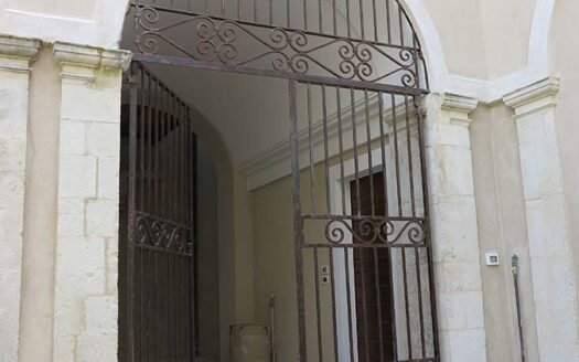 Trilocale in palazzo storico in Piazza S.Giusta