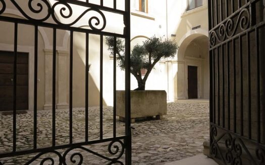 Trilocale in palazzo storico in Piazza S.Giusta