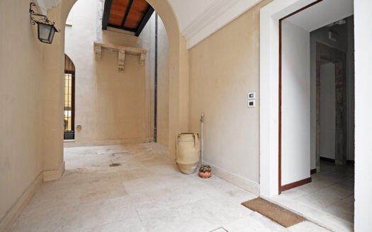 Trilocale in palazzo storico in Piazza S.Giusta