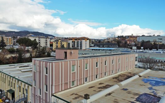 Vendesi fabbricato ad uso ufficio