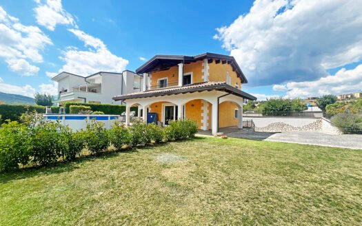 Villa singola con ampio giardino panoramico