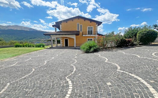 Villa singola con ampio giardino panoramico