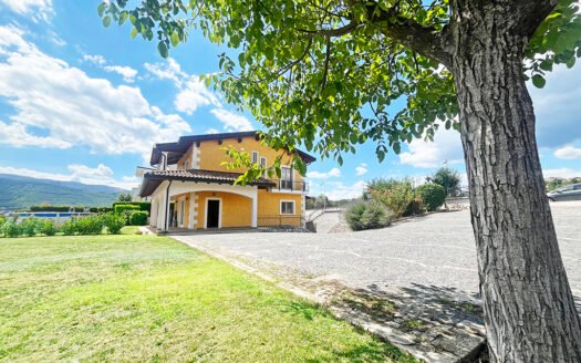 Villa singola con ampio giardino panoramico