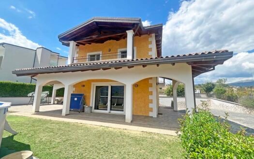 Villa singola con ampio giardino panoramico