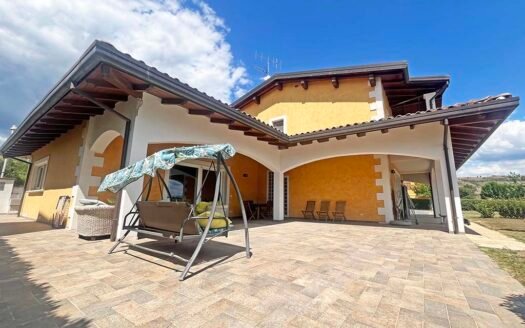 Villa singola con ampio giardino panoramico