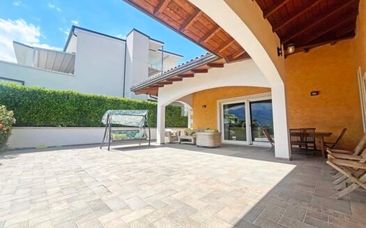 Villa singola con ampio giardino panoramico