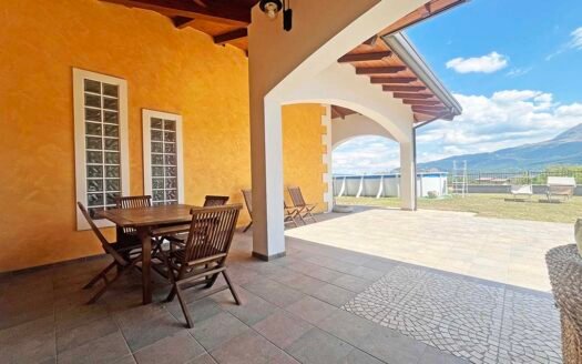 Villa singola con ampio giardino panoramico