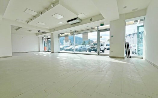 Affittasi ampio locale commerciale in zona servita