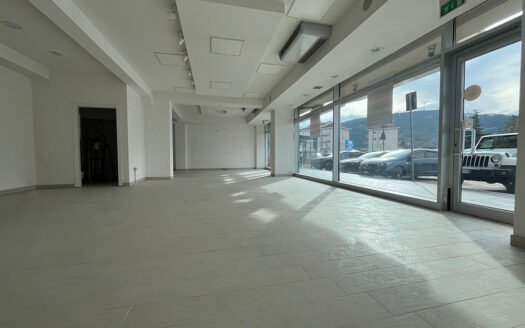 Affittasi ampio locale commerciale in zona servita