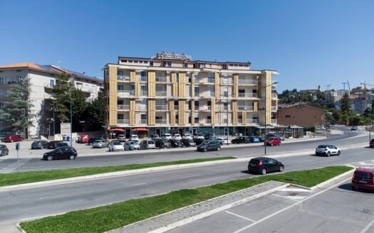 Vendesi ampio locale commerciale in zona servita