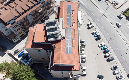 Vendesi ampio locale commerciale in zona servita