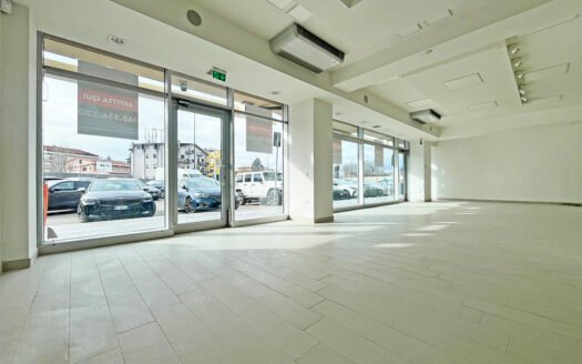Vendesi ampio locale commerciale in zona servita