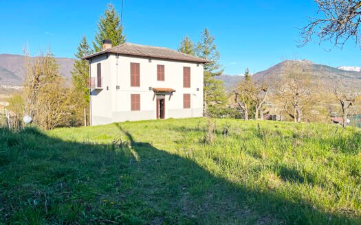Casa indipendente con giardino a Montereale