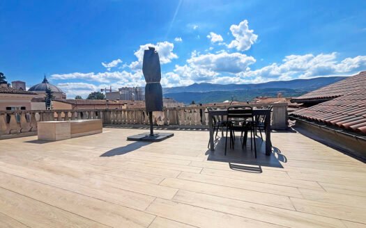 Appartamento con spazi da vivere e una terrazza tutta da godere.