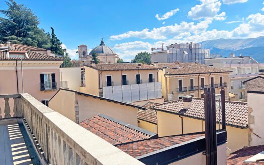 Appartamento con spazi da vivere e una terrazza tutta da godere.