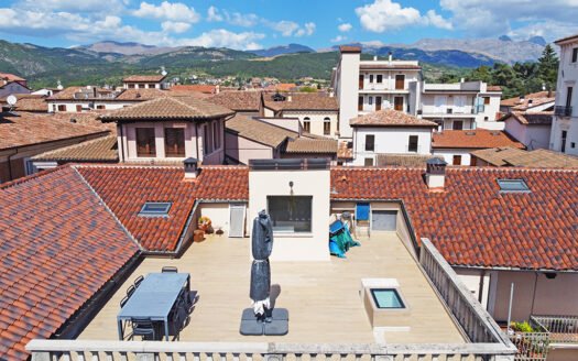 Appartamento con spazi da vivere e una terrazza tutta da godere.
