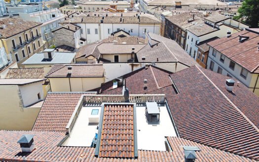 Appartamento con spazi da vivere e una terrazza tutta da godere.