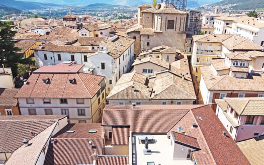 Appartamento con spazi da vivere e una terrazza tutta da godere.