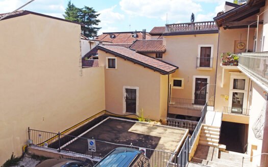 Appartamento con spazi da vivere e una terrazza tutta da godere.