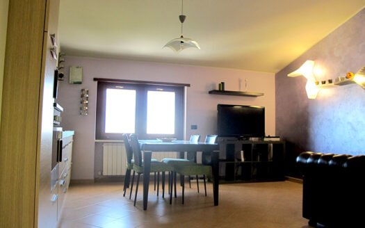 Vendesi appartamento mansardato in zona Est