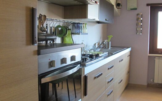 Vendesi appartamento mansardato in zona Est