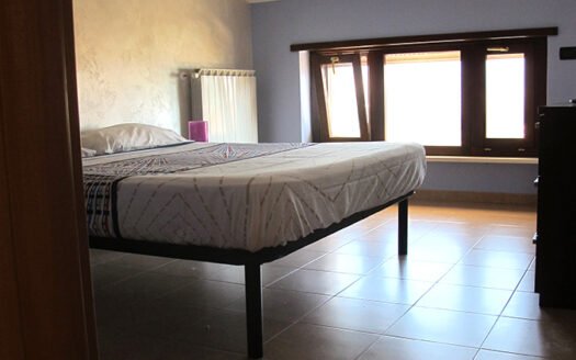 Vendesi appartamento mansardato in zona Est